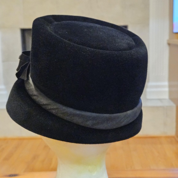 Vintage Black Velvet Hat Beaded Bow Rices Norfolk VA Union Made Italy w/ Box - Picture 4 of 12